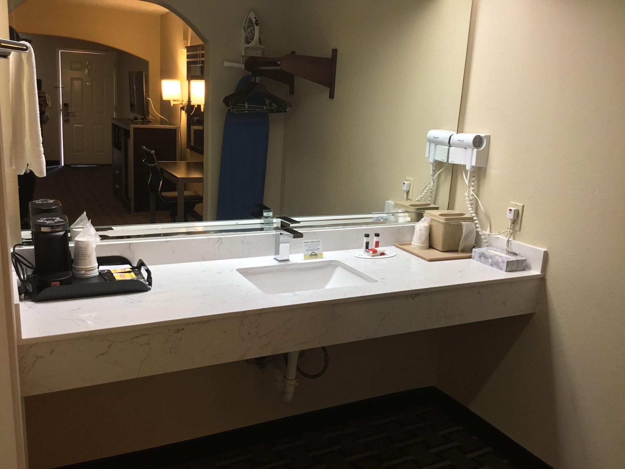 Days Inn & Suites By Wyndham Houston North - Spring Eksteriør billede