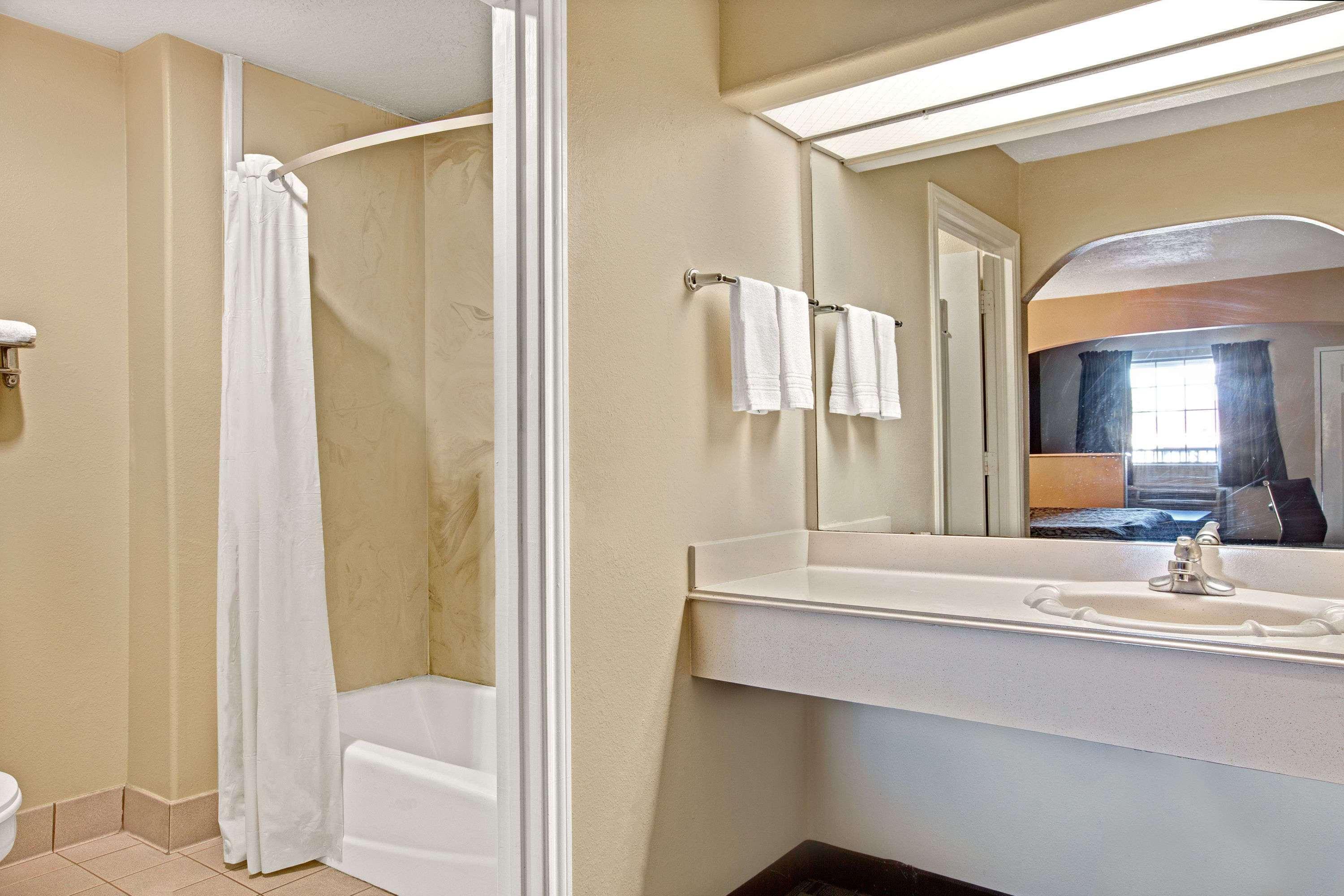 Days Inn & Suites By Wyndham Houston North - Spring Eksteriør billede