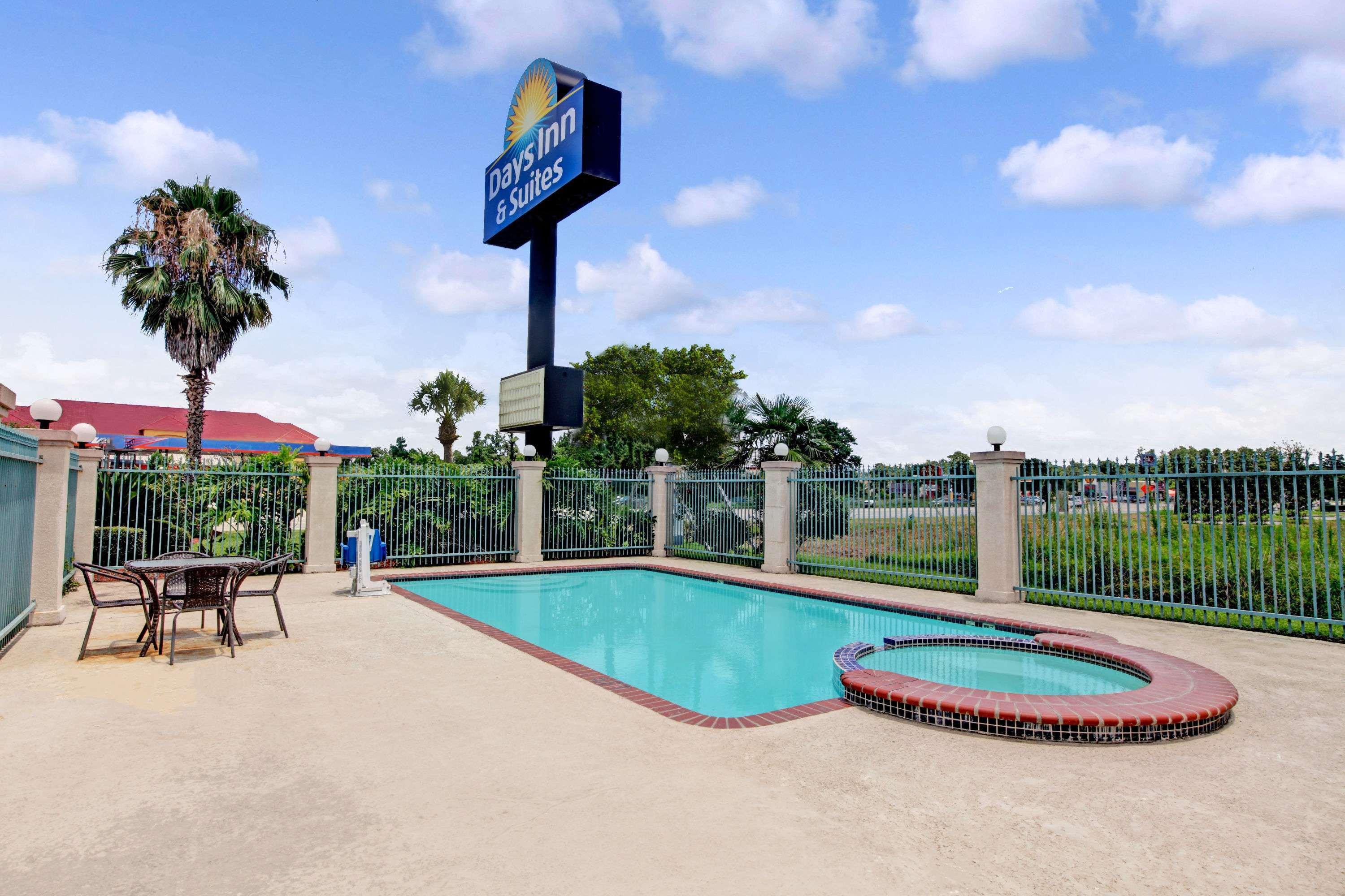 Days Inn & Suites By Wyndham Houston North - Spring Eksteriør billede