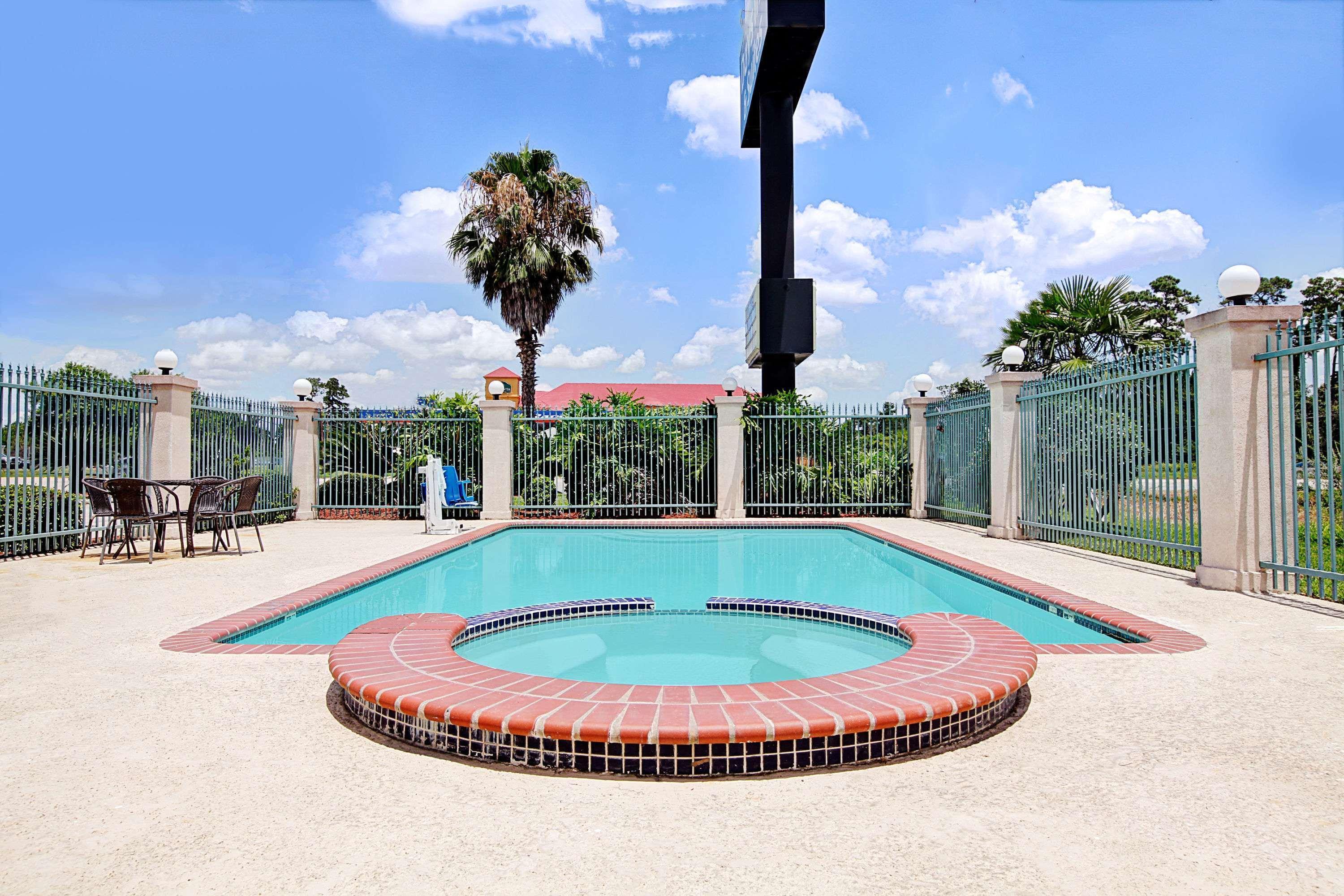 Days Inn & Suites By Wyndham Houston North - Spring Eksteriør billede